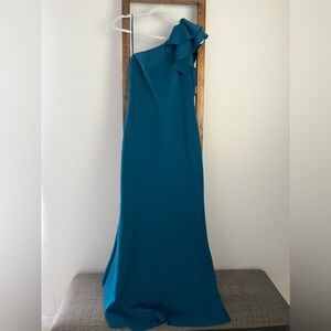 No long fits, look to sell. Perfect for a date night/ wedding guest/ party etc